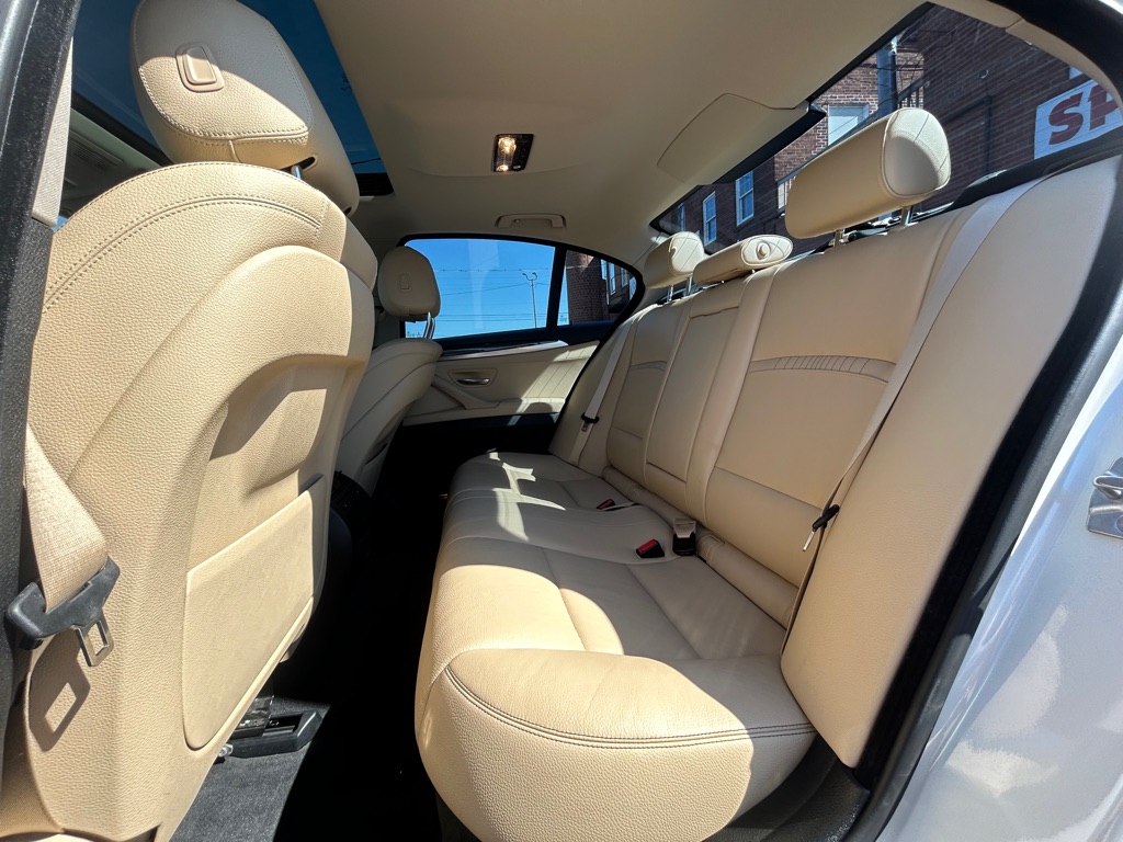 Photo 13 of this BMW 5 SERIES