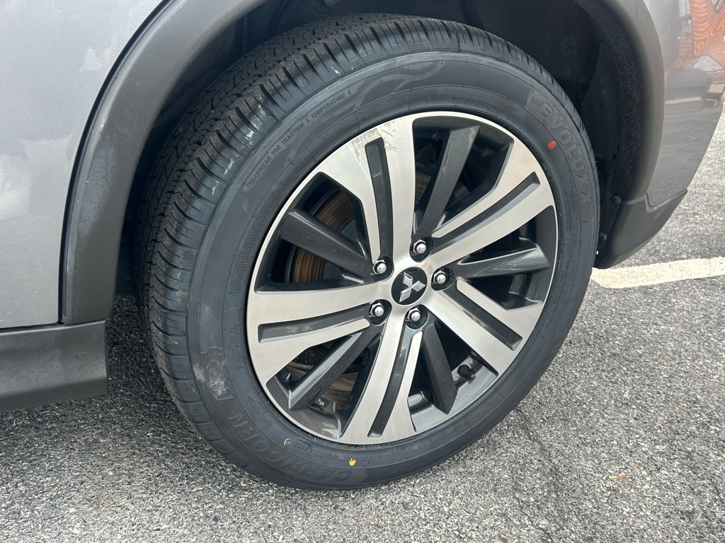 Photo 9 of this MITSUBISHI OUTLANDER SPORT