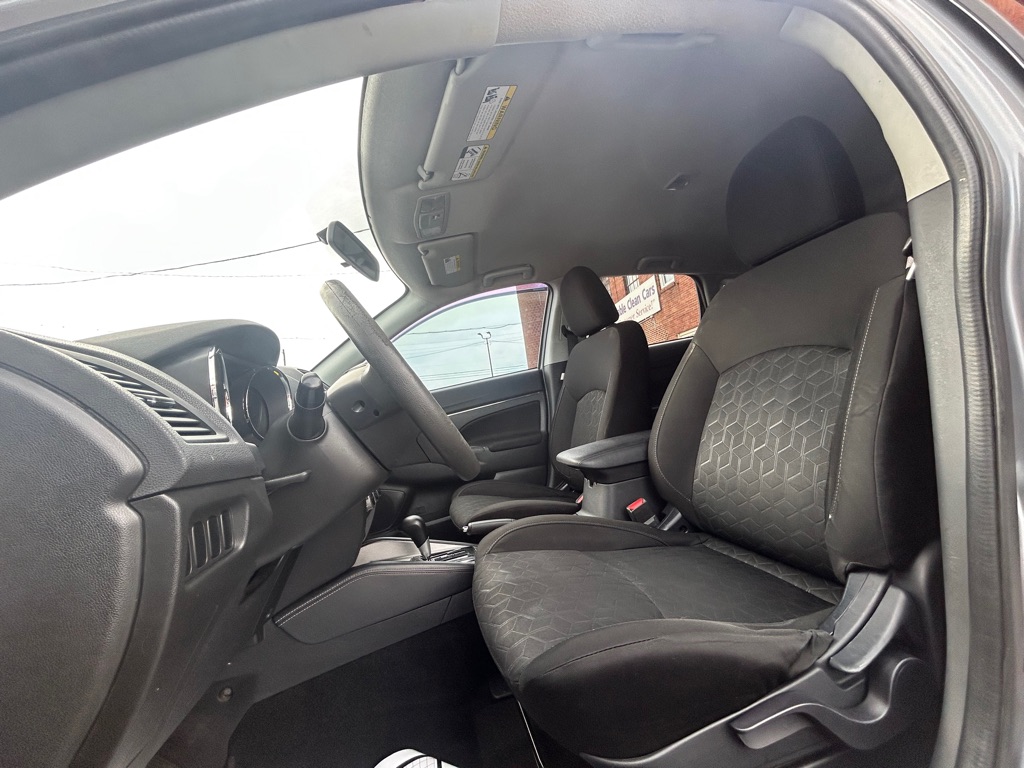 Photo 15 of this MITSUBISHI OUTLANDER SPORT