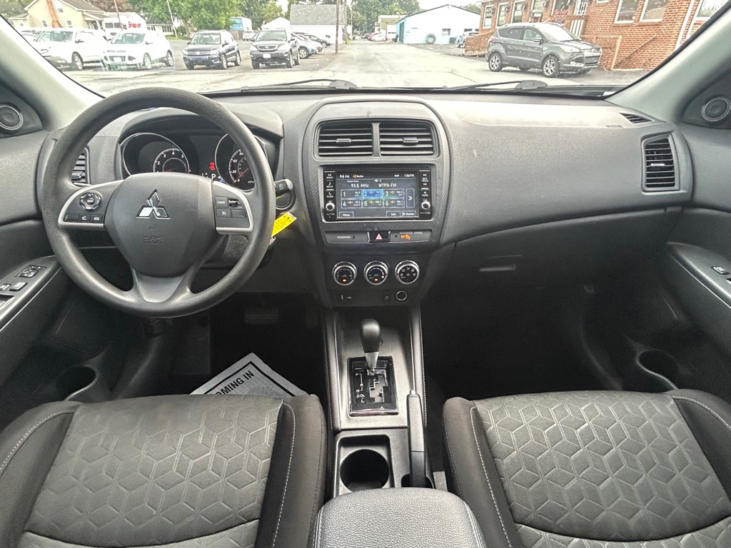 Photo 13 of this MITSUBISHI OUTLANDER SPORT