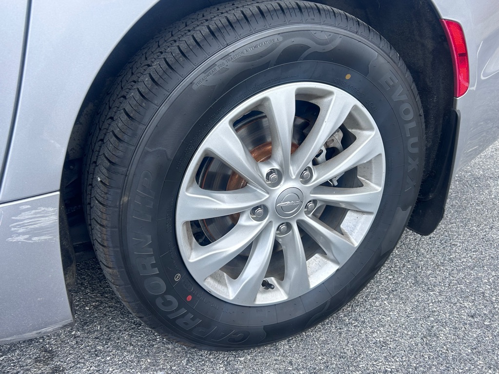 Photo 9 of this CHRYSLER PACIFICA