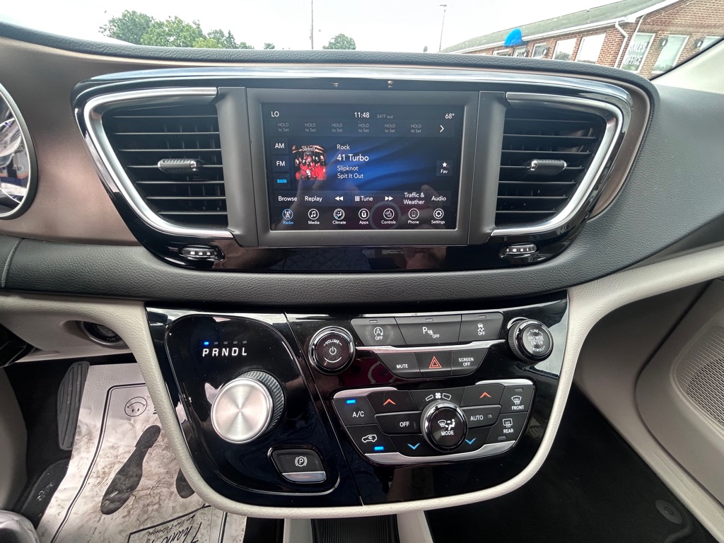 Photo 15 of this CHRYSLER PACIFICA