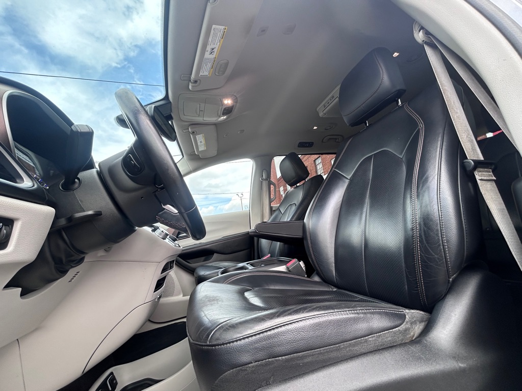 Photo 16 of this CHRYSLER PACIFICA