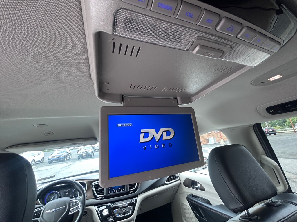 Photo 12 of this CHRYSLER PACIFICA
