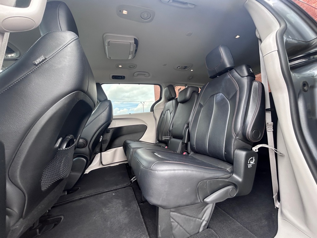 Photo 14 of this CHRYSLER PACIFICA
