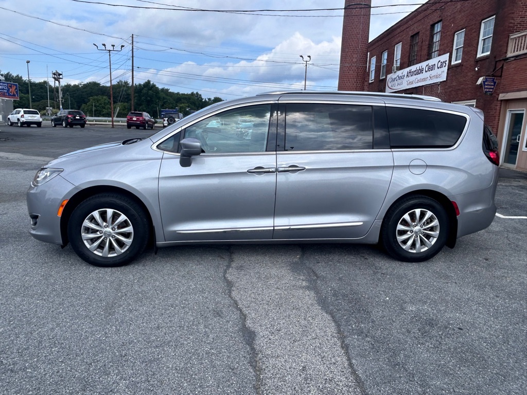 Photo 2 of this CHRYSLER PACIFICA