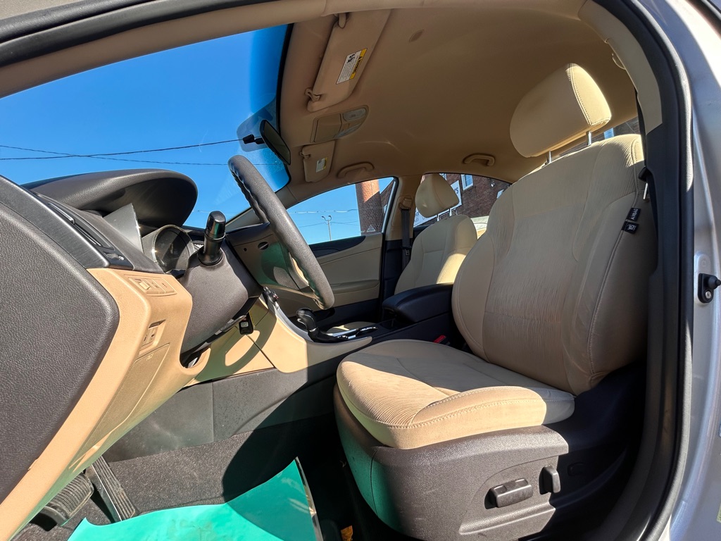 Photo 13 of this HYUNDAI SONATA