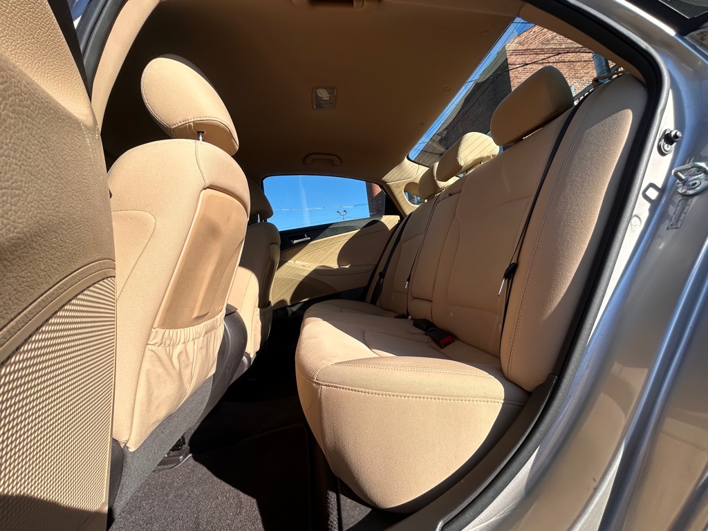 Photo 12 of this HYUNDAI SONATA