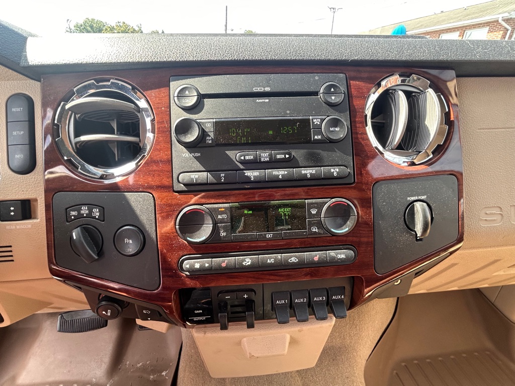 Photo 15 of this FORD F-350 SUPER DUT