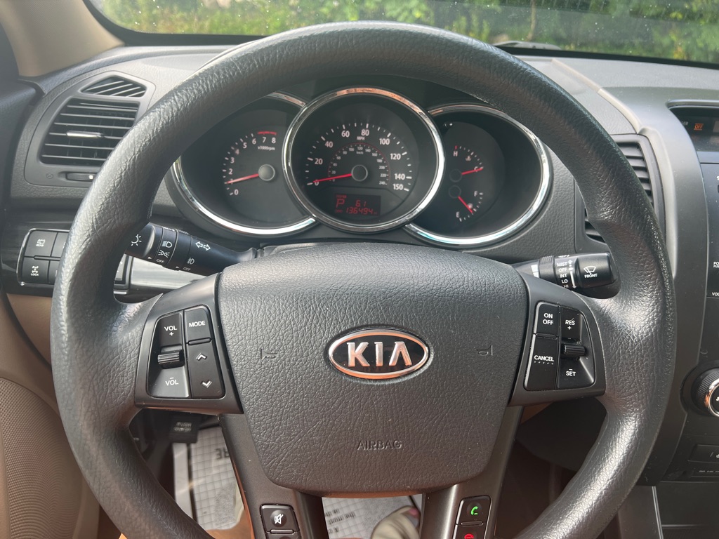 Photo 8 of this KIA SORENTO LX