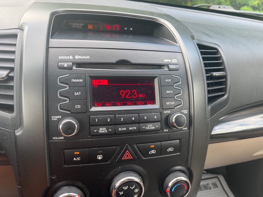 Photo 10 of this KIA SORENTO LX