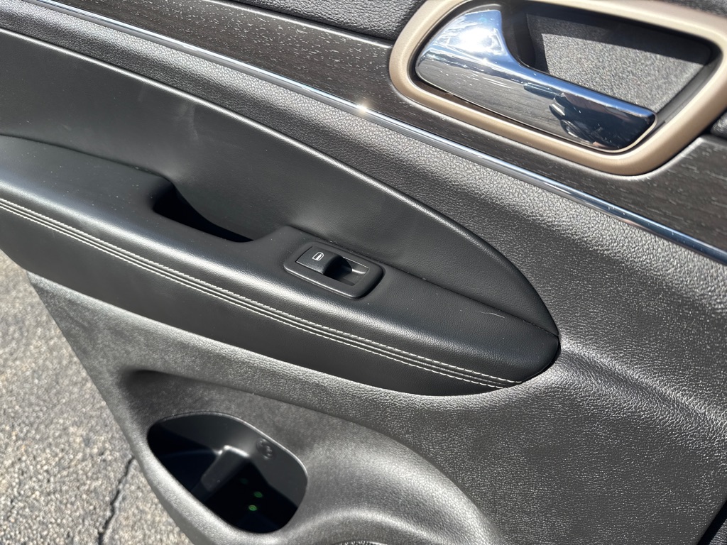 Photo 30 of this JEEP GRAND CHEROKEE