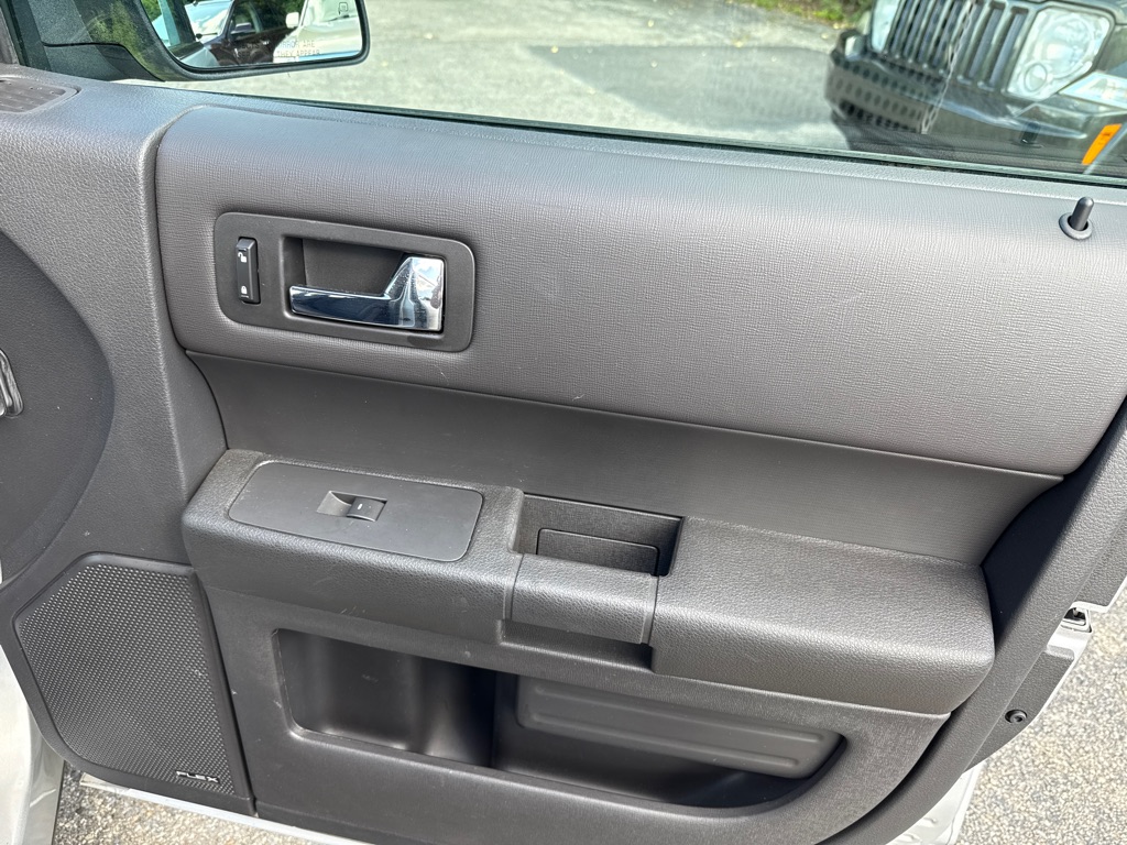 Photo 31 of this FORD FLEX SE