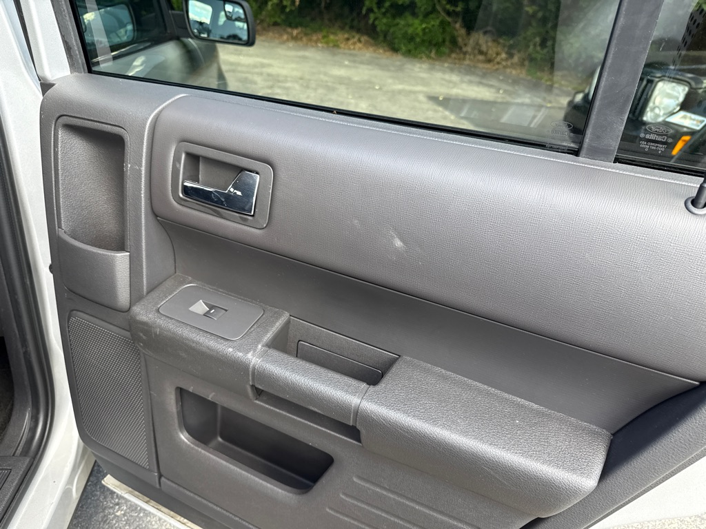 Photo 29 of this FORD FLEX SE