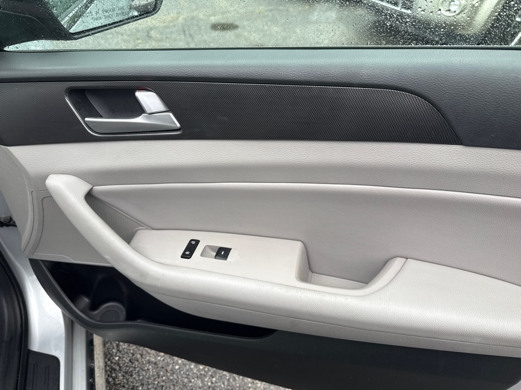 Photo 31 of this HYUNDAI SONATA