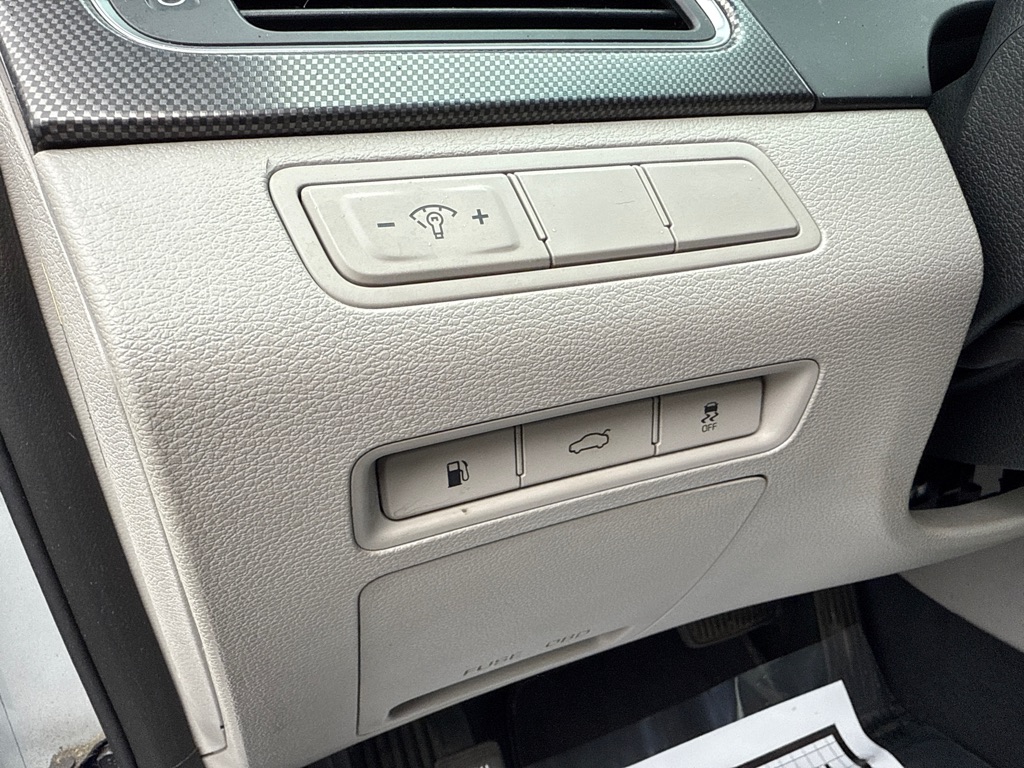Photo 8 of this HYUNDAI SONATA