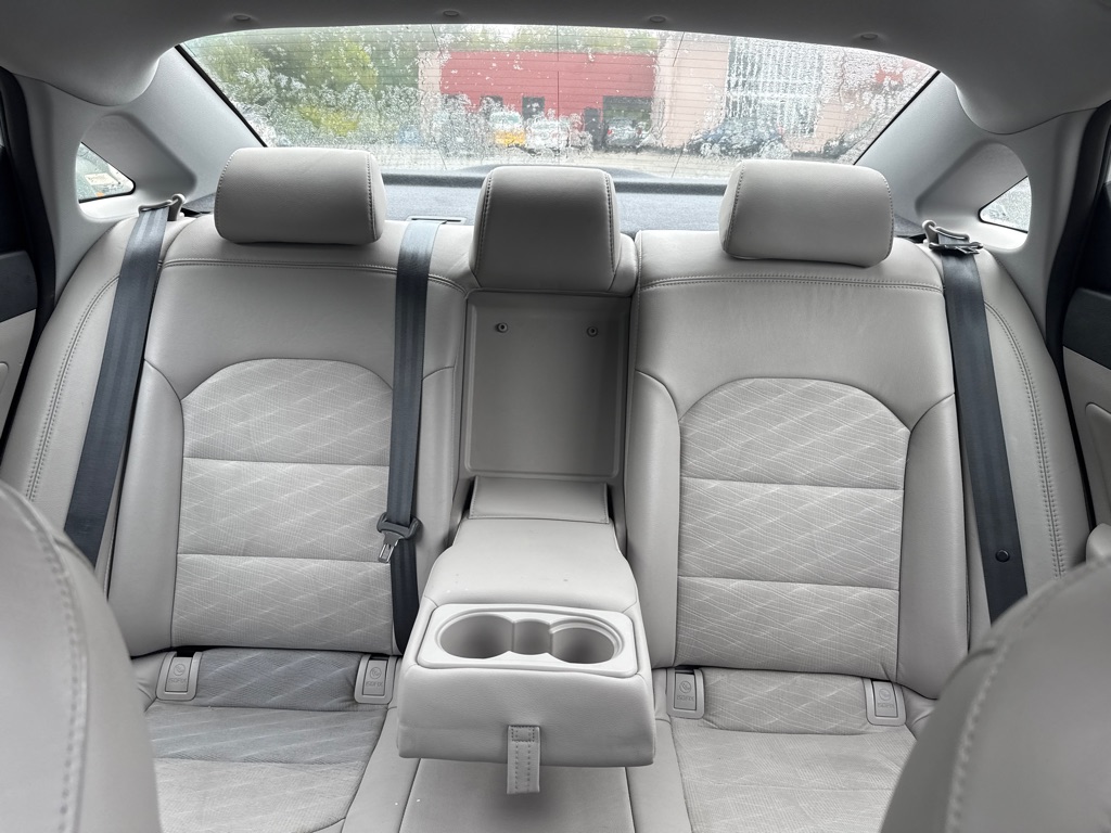 Photo 23 of this HYUNDAI SONATA