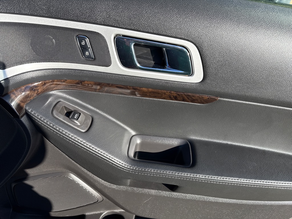 Photo 32 of this FORD EXPLORER LIMIT