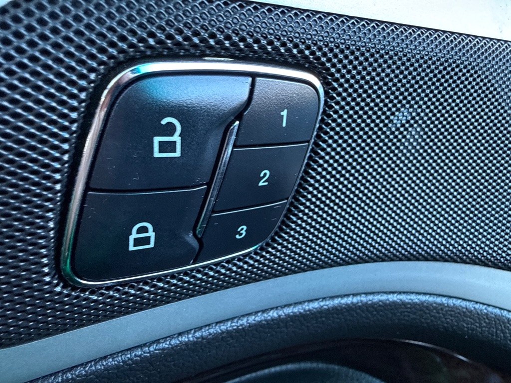 Photo 23 of this FORD EXPLORER LIMIT