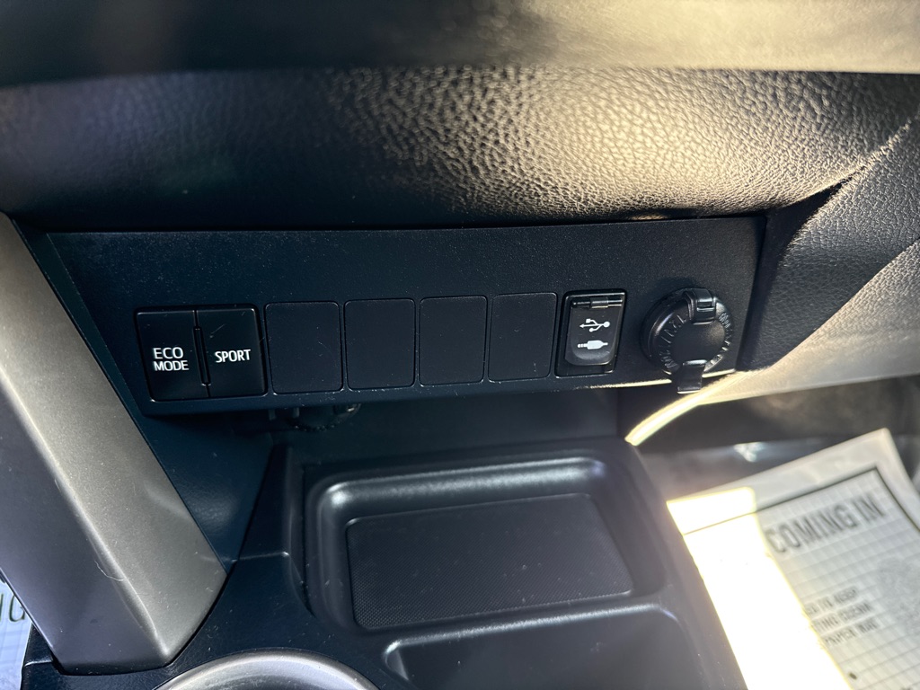 Photo 14 of this TOYOTA RAV4 XLE