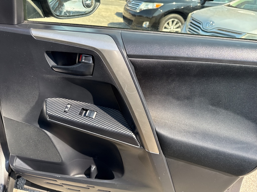 Photo 26 of this TOYOTA RAV4 XLE