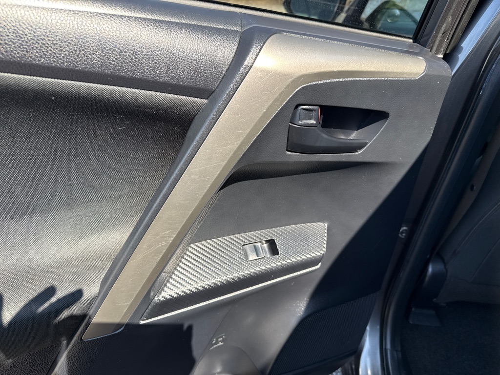 Photo 19 of this TOYOTA RAV4 XLE