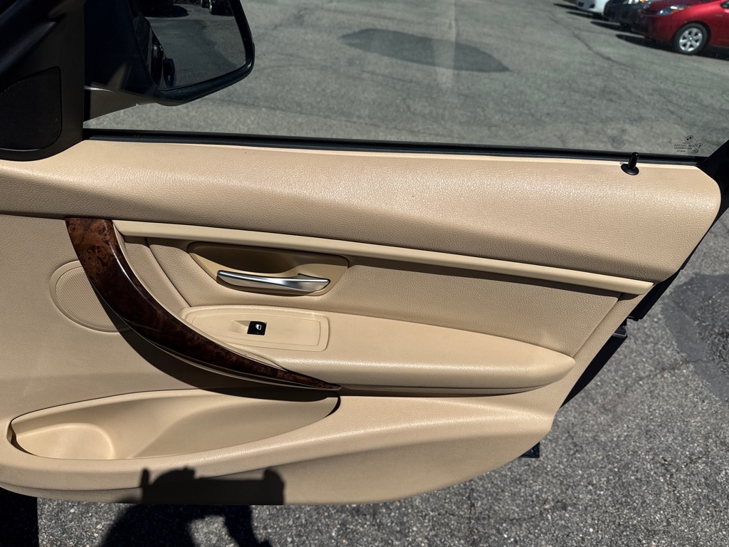 Photo 24 of this BMW 320