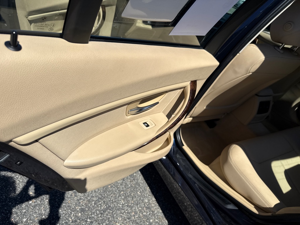Photo 19 of this BMW 320