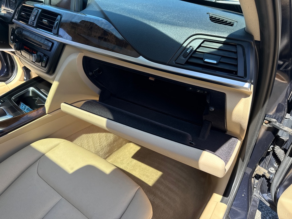 Photo 26 of this BMW 320