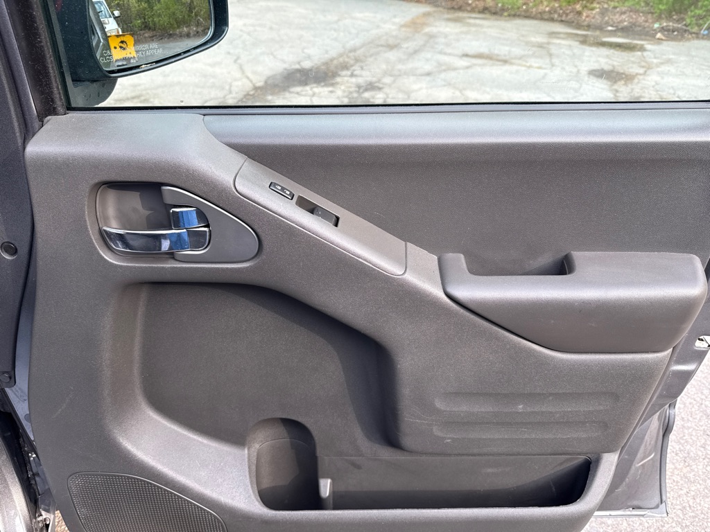 Photo 27 of this NISSAN FRONTIER SV