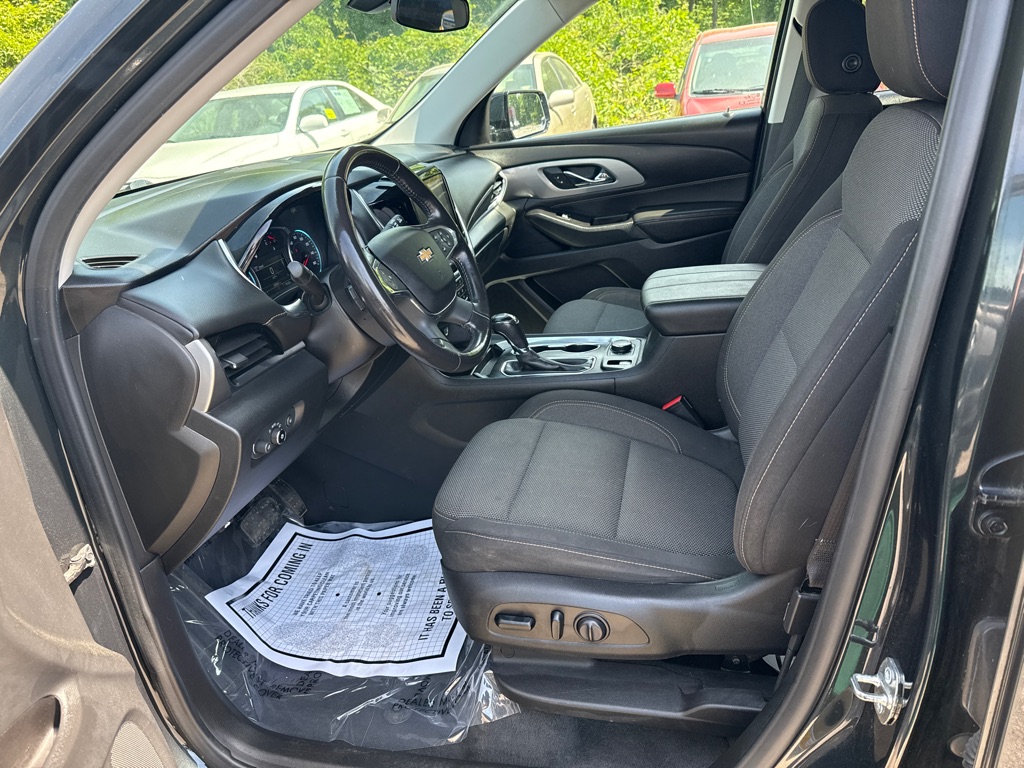Photo 5 of this CHEVROLET TRAVERSE LT
