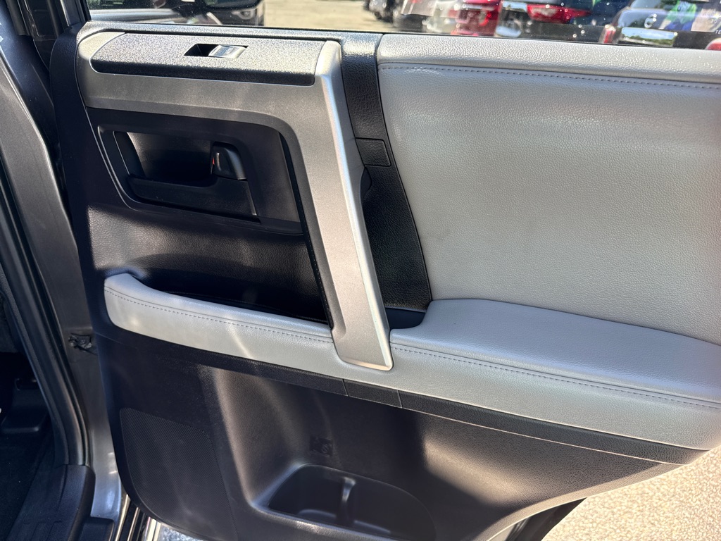 Photo 33 of this TOYOTA 4RUNNER SR5
