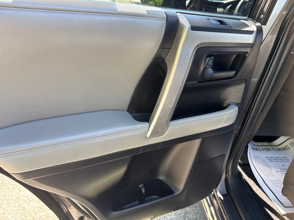 Photo 27 of this TOYOTA 4RUNNER SR5