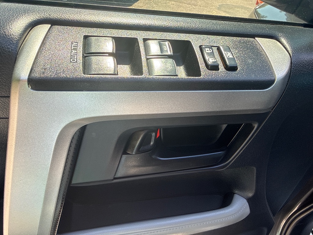 Photo 7 of this TOYOTA 4RUNNER SR5
