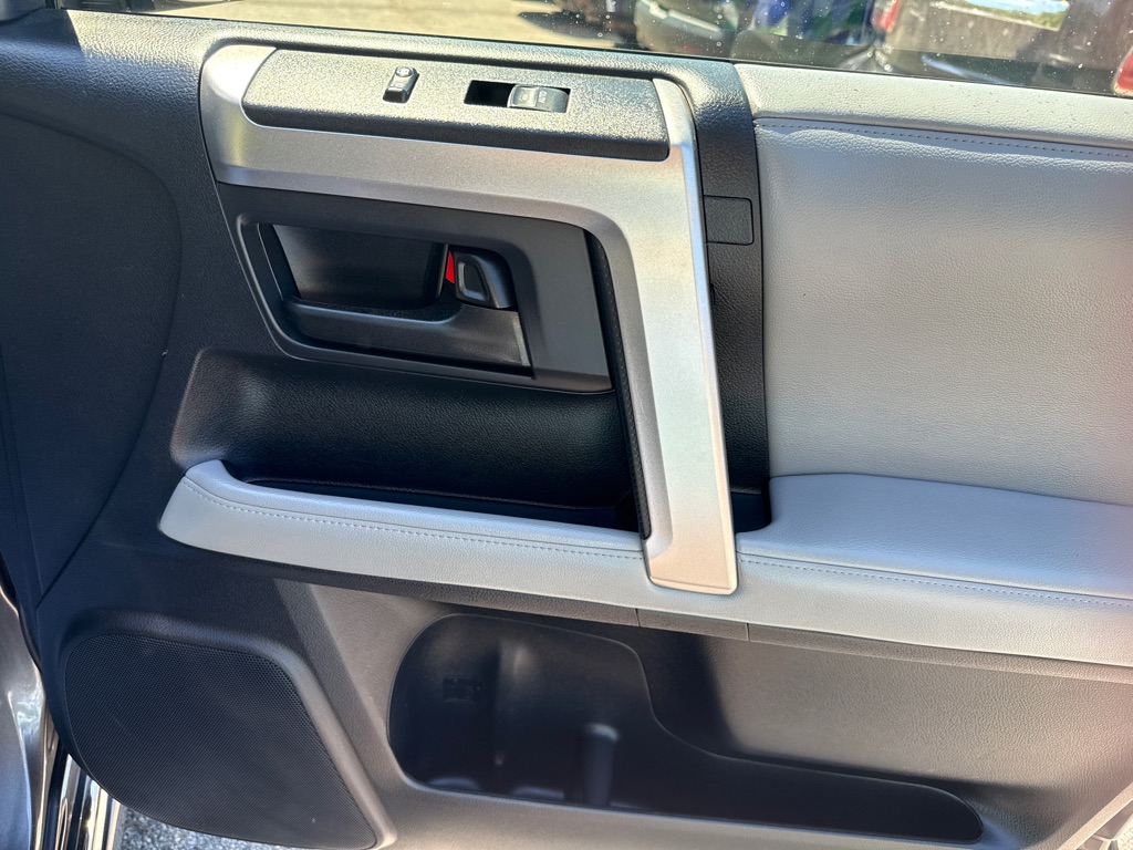 Photo 35 of this TOYOTA 4RUNNER SR5