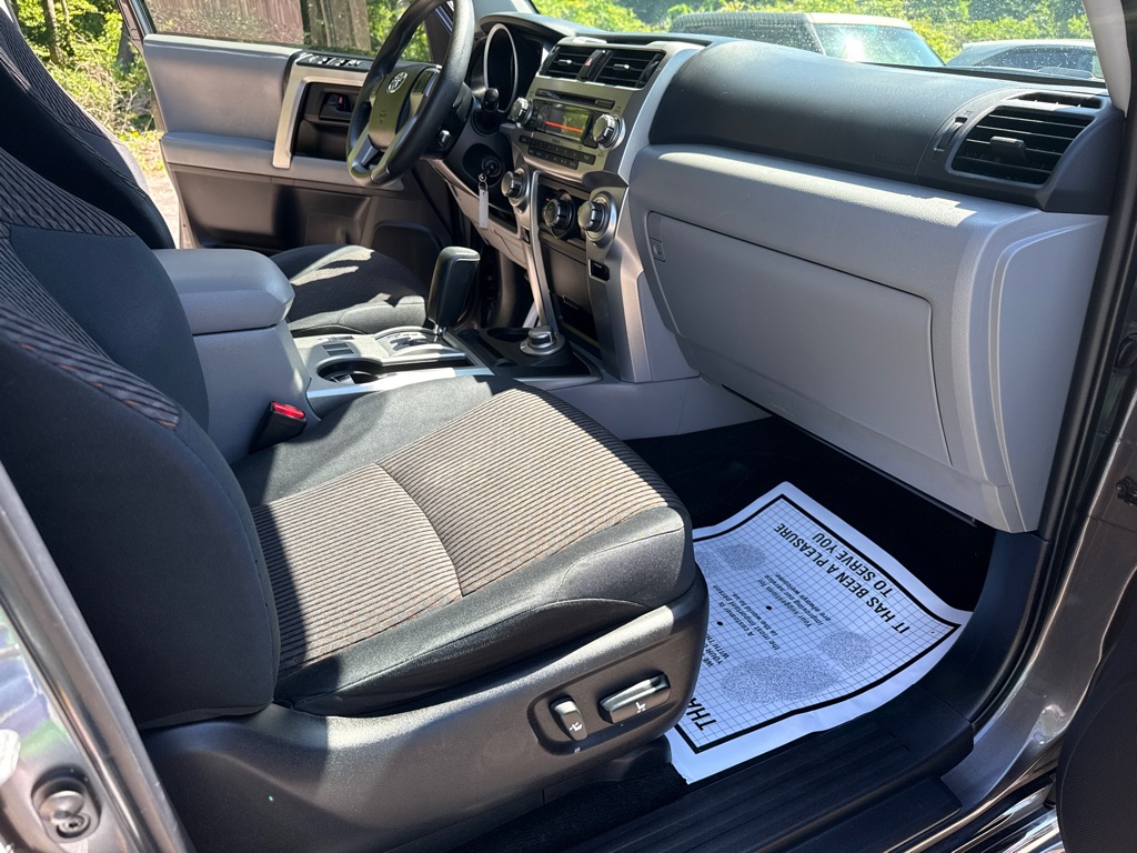 Photo 34 of this TOYOTA 4RUNNER SR5