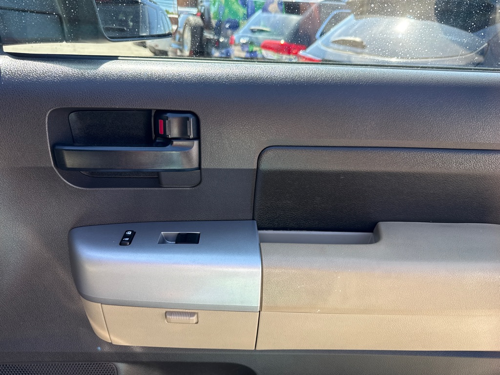 Photo 30 of this TOYOTA TUNDRA SR5