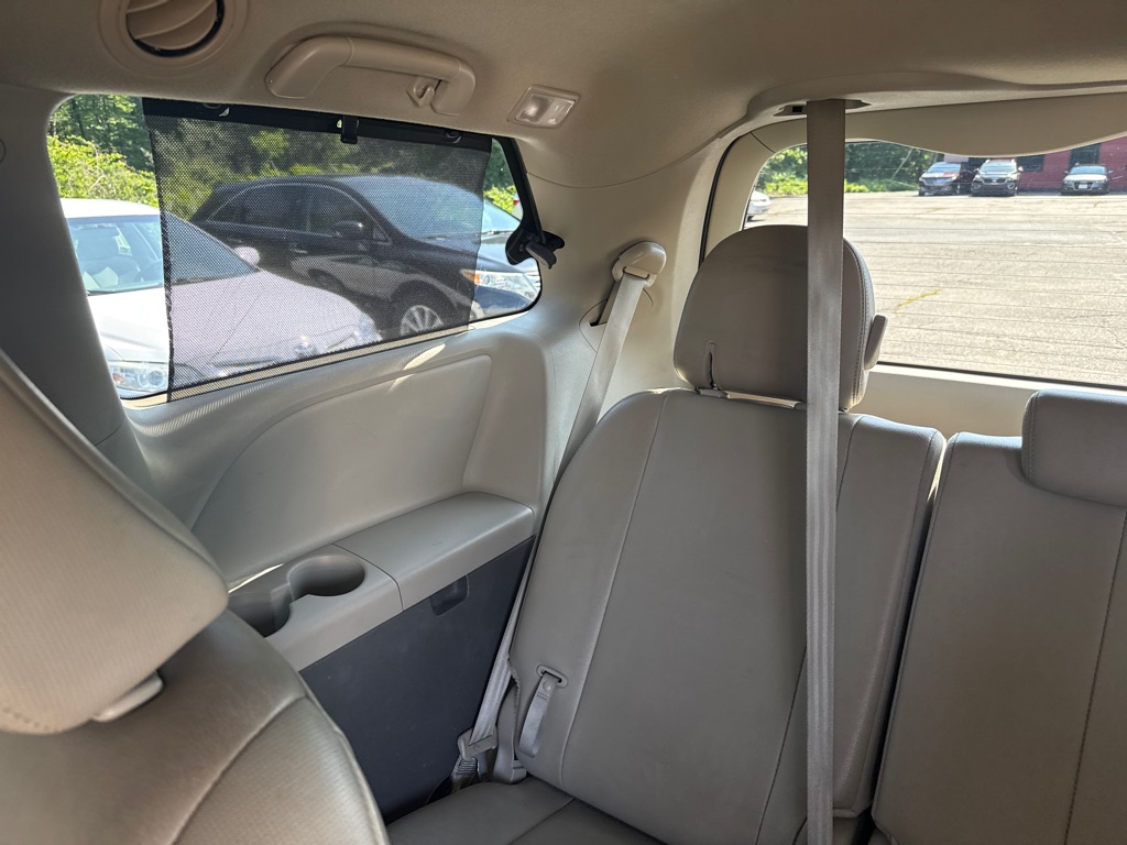 Photo 33 of this TOYOTA SIENNA