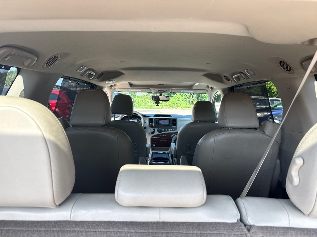 Photo 35 of this TOYOTA SIENNA