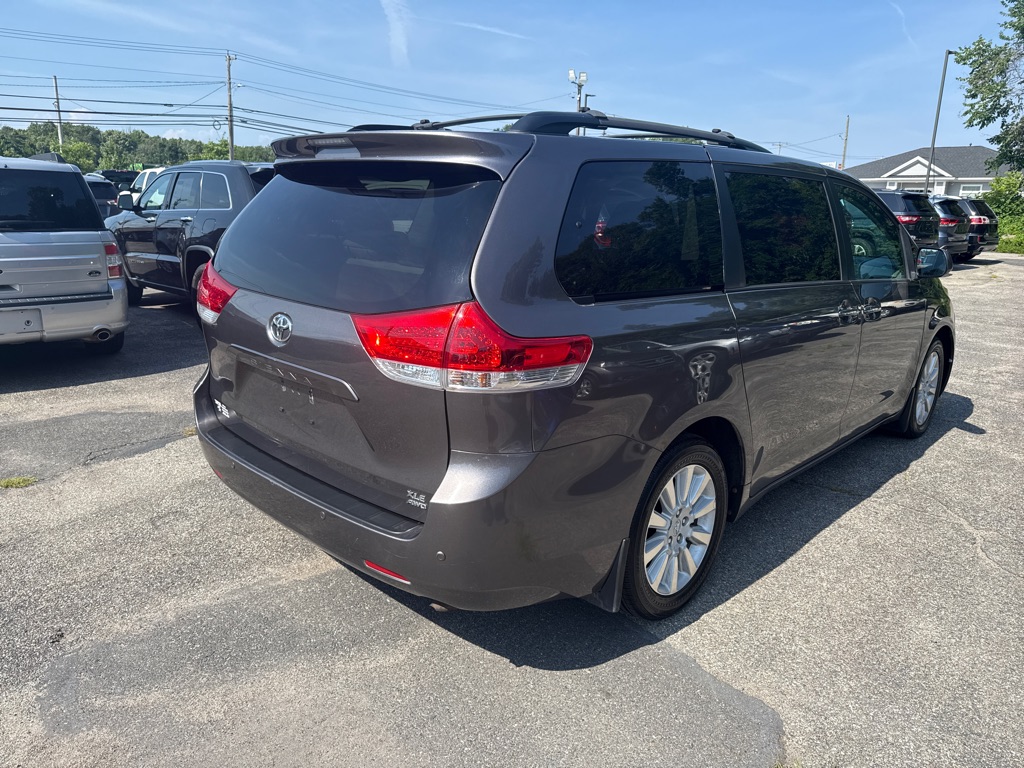 Photo 3 of this TOYOTA SIENNA
