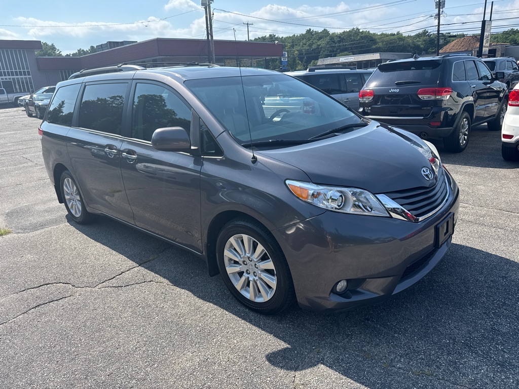 Photo 2 of this TOYOTA SIENNA