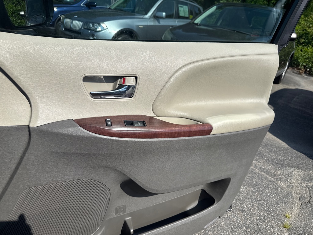 Photo 39 of this TOYOTA SIENNA