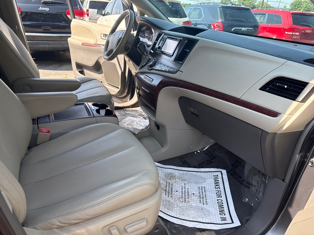 Photo 38 of this TOYOTA SIENNA
