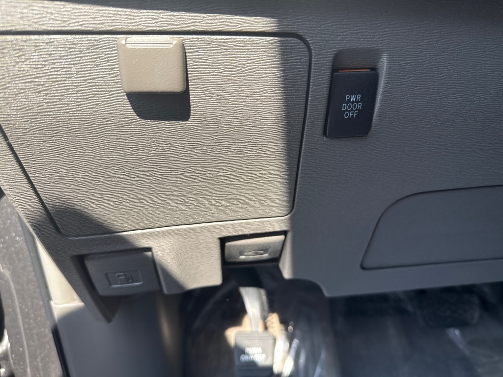 Photo 9 of this TOYOTA SIENNA
