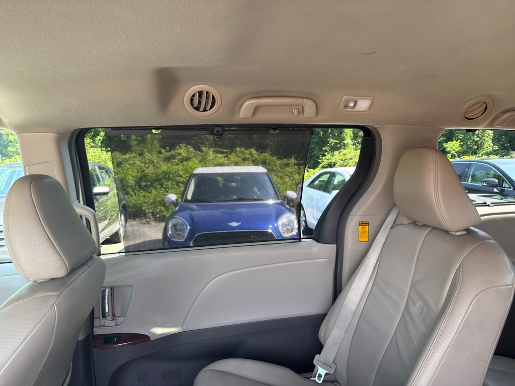 Photo 31 of this TOYOTA SIENNA