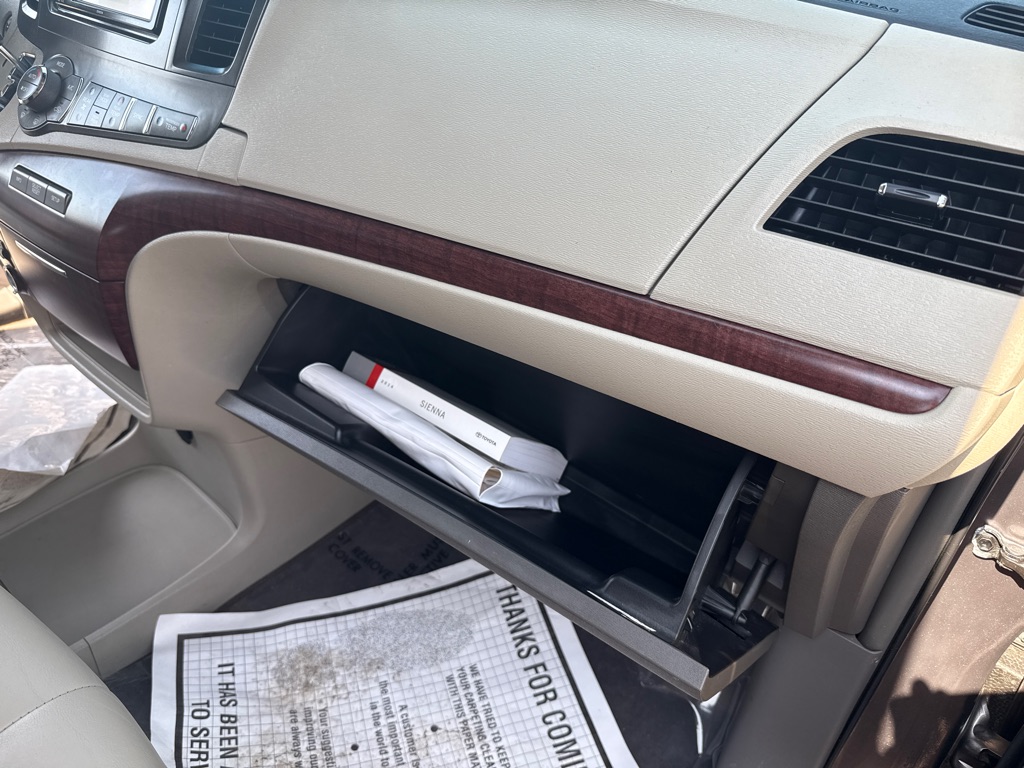 Photo 40 of this TOYOTA SIENNA