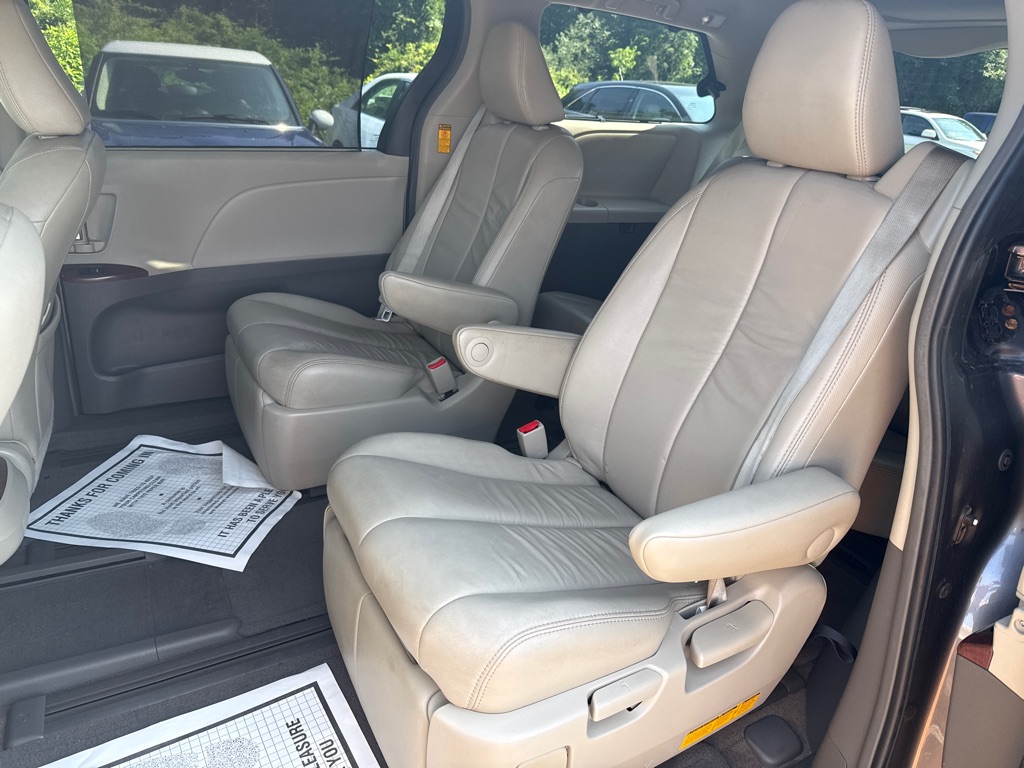 Photo 29 of this TOYOTA SIENNA