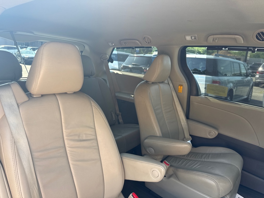 Photo 37 of this TOYOTA SIENNA