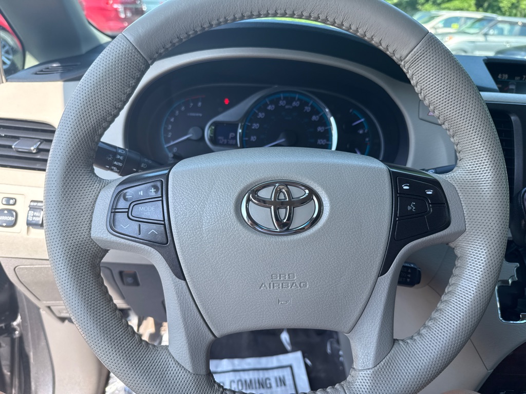 Photo 11 of this TOYOTA SIENNA