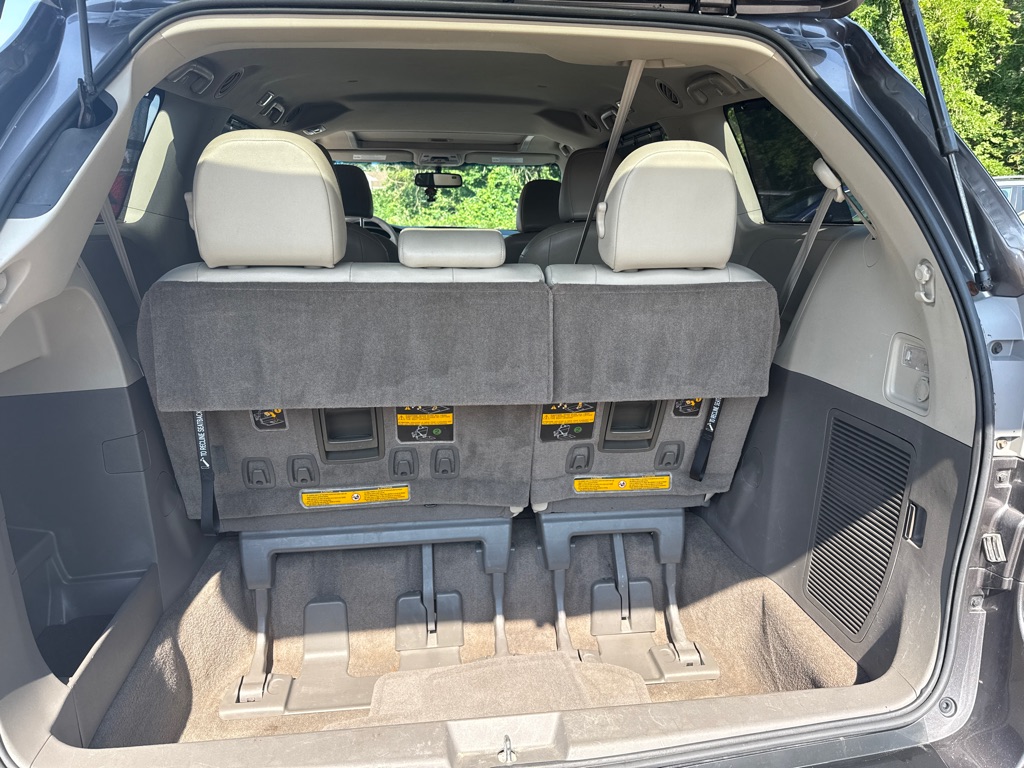 Photo 34 of this TOYOTA SIENNA